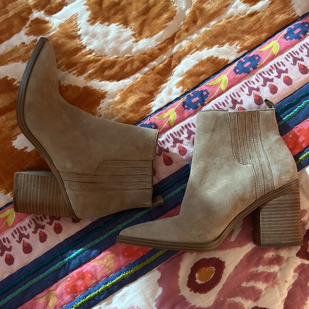 Never worn, size 9 Steve Madden booties
